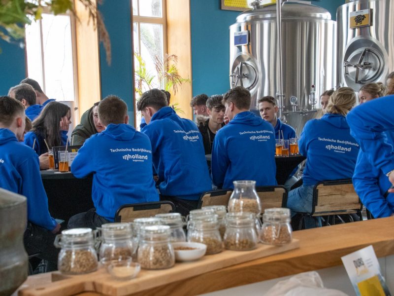 Brouwerij Durs is een dijk van een brouwerij te midden van de kalme burgerlijkheid. Hier wordt écht Arnhems bier gebrouwen, door een team waar niet alleen gedrevenheid, maar ook liefde en passie voor het goudgele geluk door de aderen stroomt. En dat proef je.