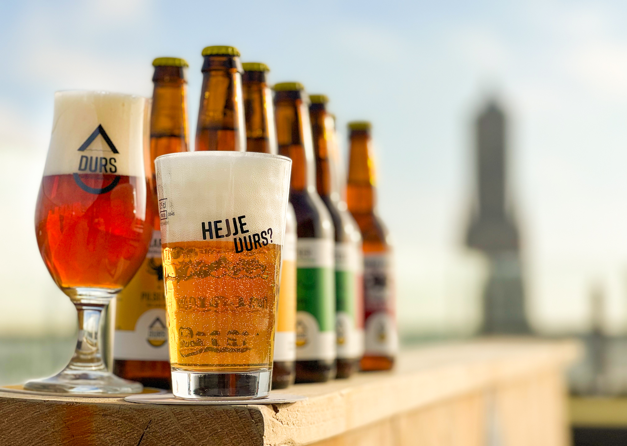 Brouwerij Durs is een dijk van een brouwerij te midden van de kalme burgerlijkheid. Hier wordt écht Arnhems bier gebrouwen, door een team waar niet alleen gedrevenheid, maar ook liefde en passie voor het goudgele geluk door de aderen stroomt. En dat proef je.