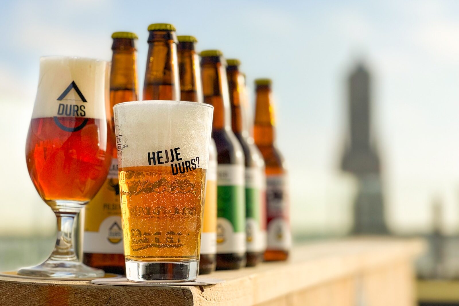 Brouwerij Durs is een dijk van een brouwerij te midden van de kalme burgerlijkheid. Hier wordt écht Arnhems bier gebrouwen, door een team waar niet alleen gedrevenheid, maar ook liefde en passie voor het goudgele geluk door de aderen stroomt. En dat proef je.